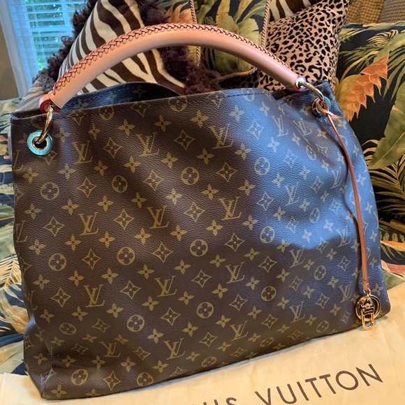 Louis Vuitton Handbags - 💯% Authentic Louis Vuitton Artsy GM👜👜